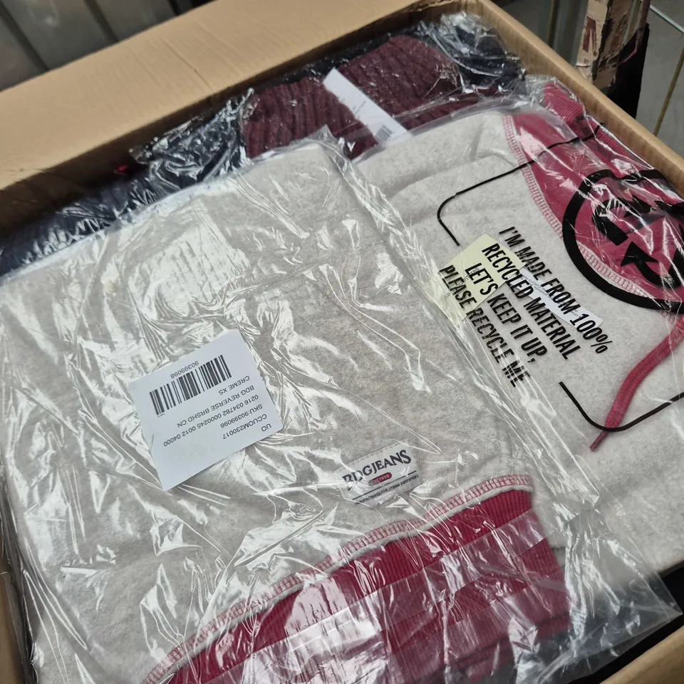 APPROXIMATELY 30 ASSORTED WOMENS JUMPERS CLOTHING ITEMS IN VARIOUS SIZES, STYLES & COLOURS TO INCLUDE BRANDS SUCH AS BDG, CREW CLOTHING COMPANY, URBAN OUTFITTERS, ETC - COLLECTION ONLY