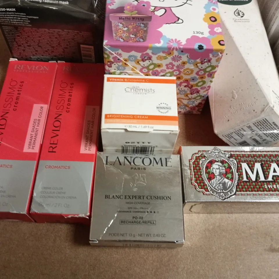 APPROXIMATELY 35 ASSORTED HEALTH & BEAUTY ITEMS: LANCÔME ABSOLUE & BLANC EXPERT CUSHION, POWER OF SEDUCTION FRAGRANCE, REVLON CHROMATICS COSMETICS, CLARINS, SKIN CHEMISTS MOISTURISERS, MARVIS TOOTHPAS