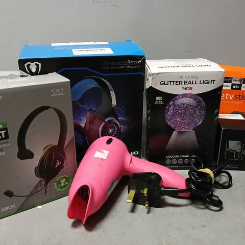 APPROXIMATELY 6 ASSORTED ELECTRICAL PRODUCTS TO INCLUDE FIRE TV STICK, GLITTERBALL LIGHT, TURTLE BEACH RECON CHAT, ETC