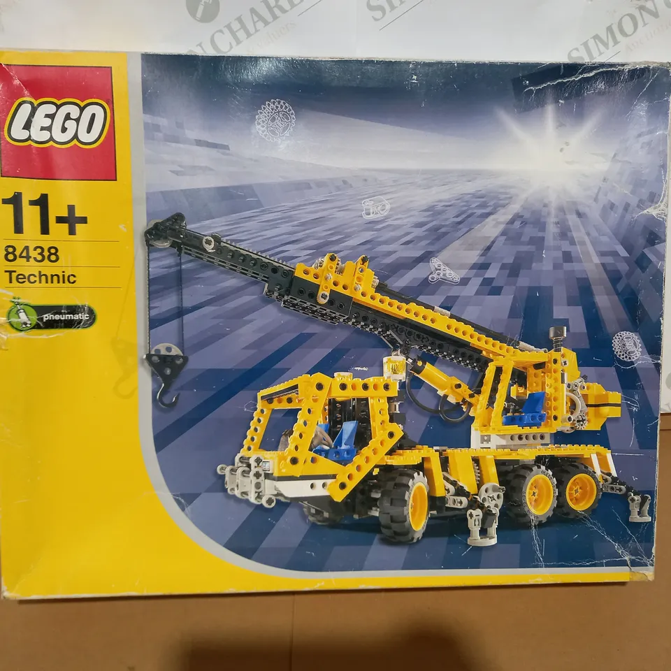 LEGO TECHNIC PNEUMATIC CRANE TRUCK