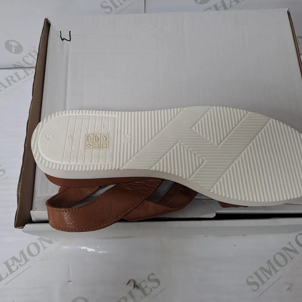BOXED PAIR OF MODA IN PELLE OLANNA SANDALS IN TAN SIZE 8