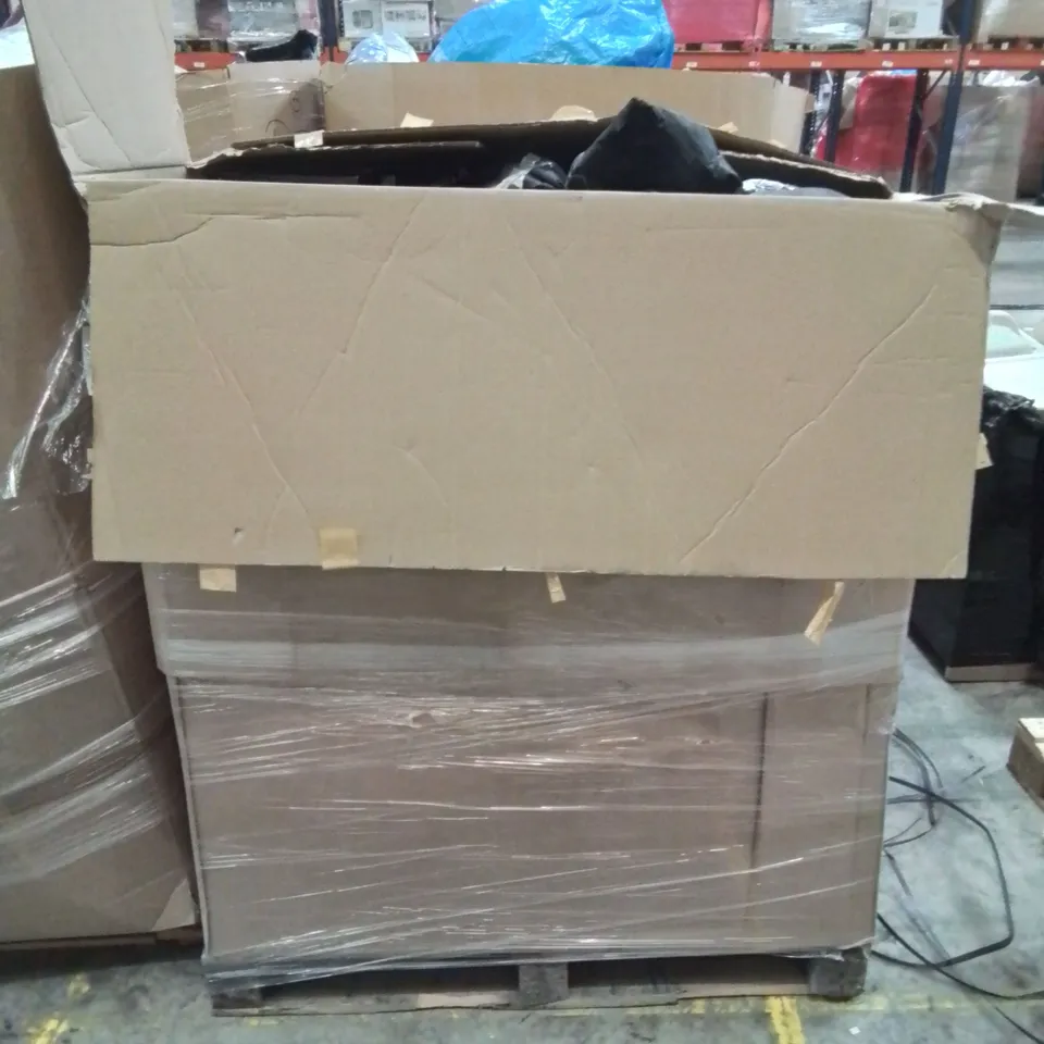 PALLET CONTAINING A LARGE ASSORTMENT OF GARDEN HOSES - BRANDS MAY VARY