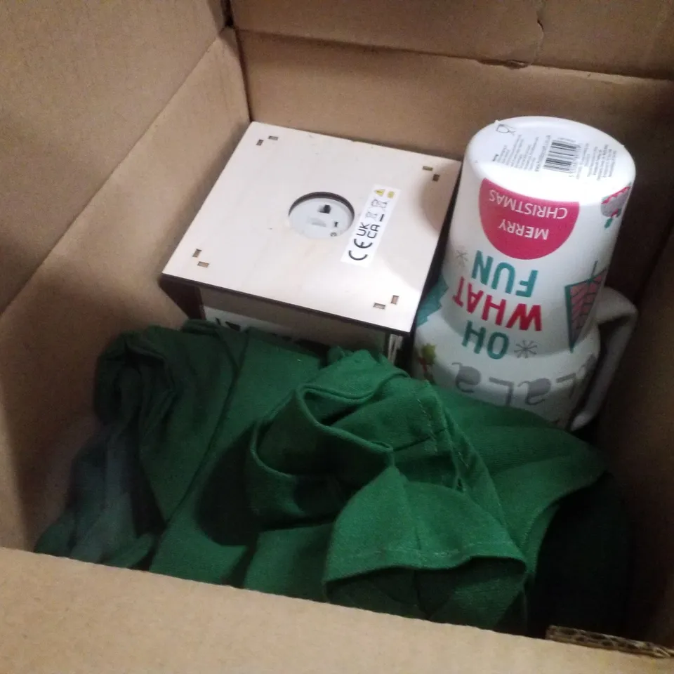 PALLET CONTAINING ASSORTED CHRISTMAS PRODUCTS & DECORATIONS INCLUDING WOODEN LANTERNS, STOCKINGS, STAR PINATA & FOIL CHRISTMAS TREE BALLOONS