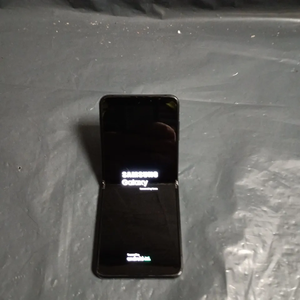 SAMSUNG GALAXY Z FLIP4 SMARTPHONE – BLACK – BOXED