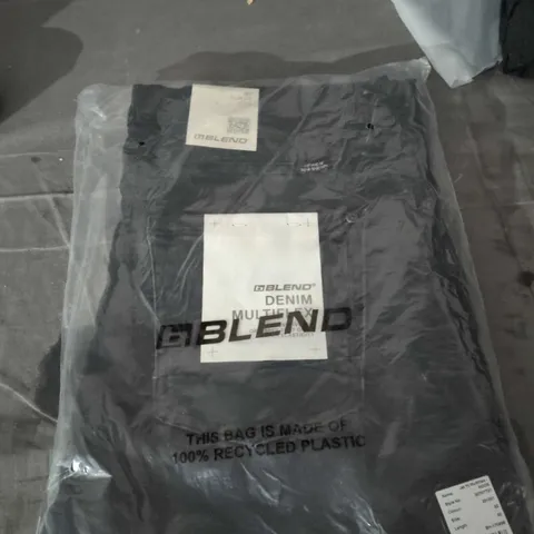 BOX OF APPROXIMATELY 25 ASSORTED CLOTHING ITEMS TO INCLUDE: BLEND JEANS AND FOOTBALL SHIRT