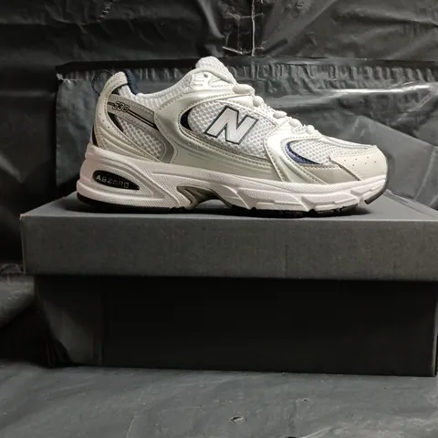 BOXED PAIR OF NEW BALANCE 530 TRAINERS IN WHITE/SILVER/NAVY SIZE UK 5