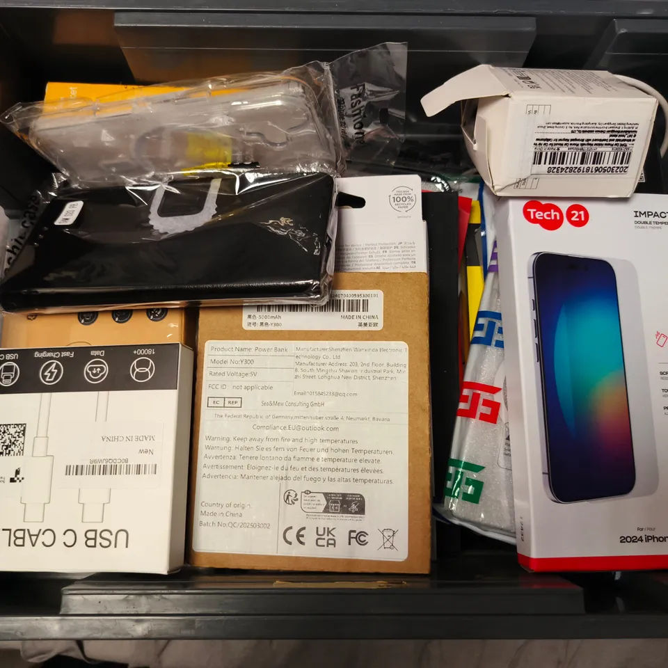 APPROXIMATELY 15 ASSORTED MOBILE PHONE ACCESSORIES TO INCLUDE POWER BANKS, CASES AND SCREEN PROTECTORS, ETC