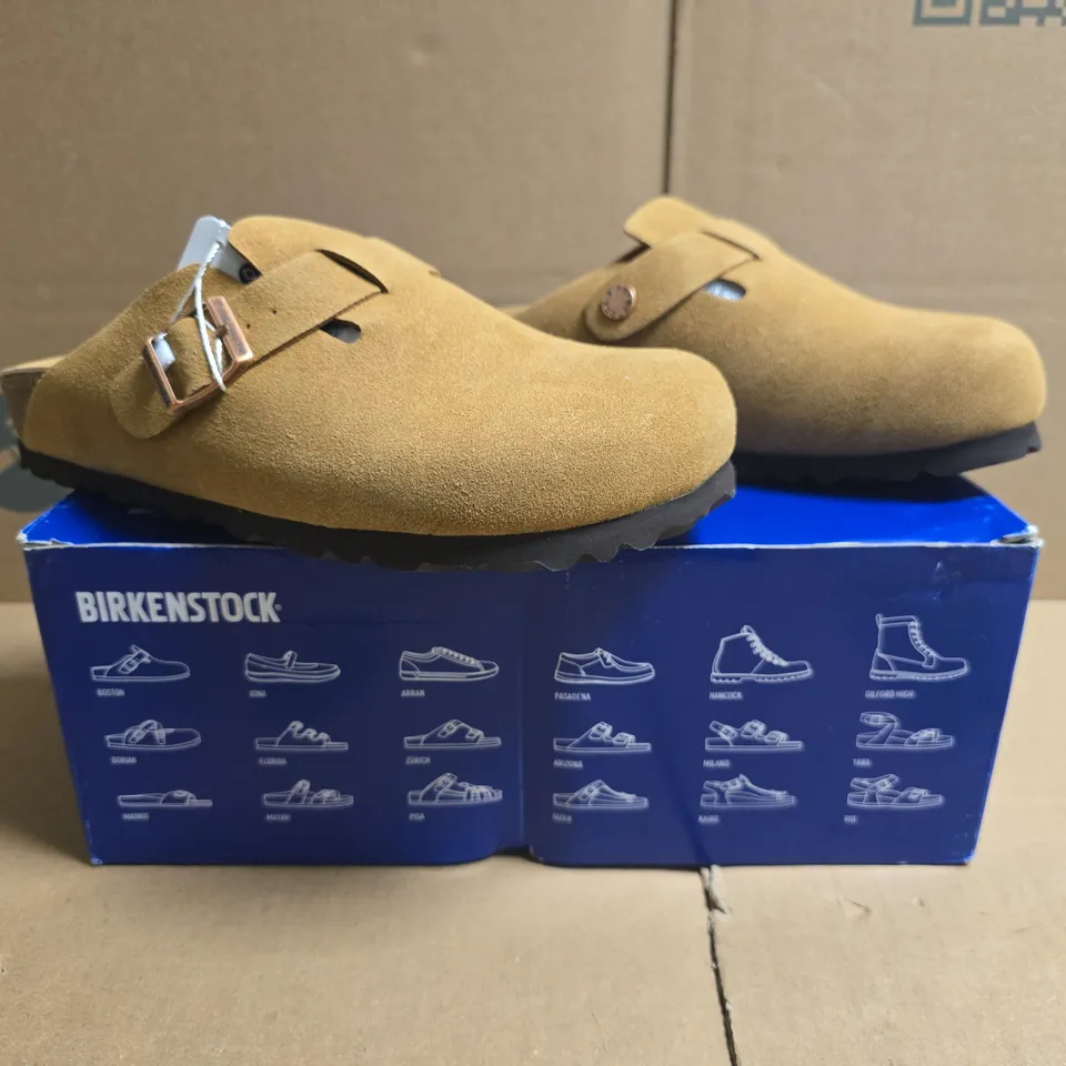 BOXED PAIR OF BIRKENSTOCK BOSTON SHOES IN TAN SIZE UK 4.5