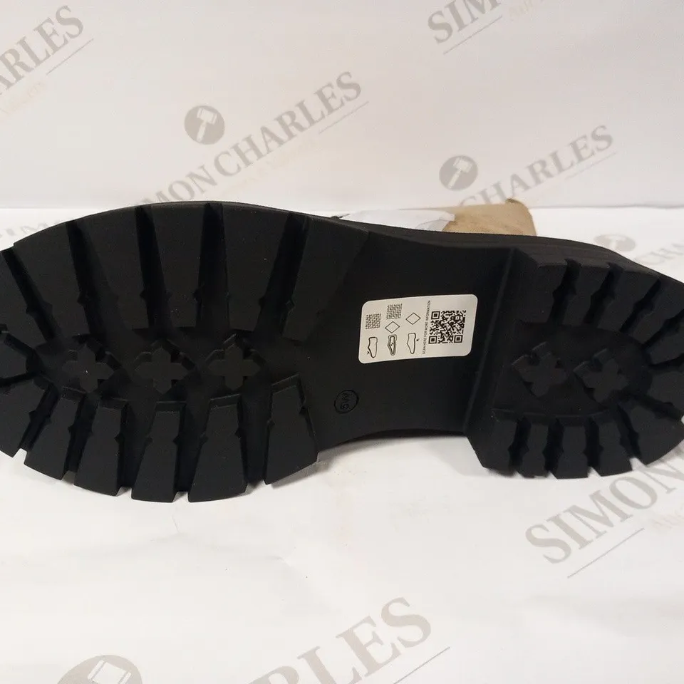 ASOS BOOTS SIZE  5W