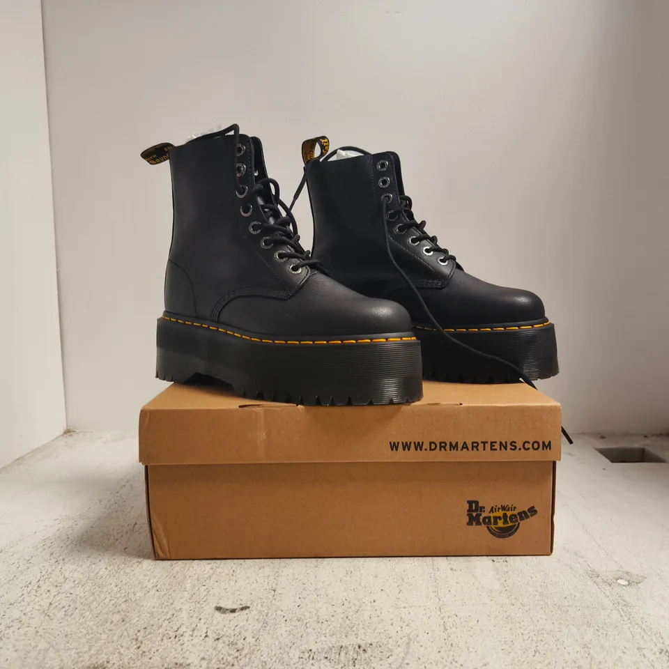 BOXED PAIR OF DR MARTENS 1460 PASCAL MAX BOOTS IN BLACK SIZE UK 6