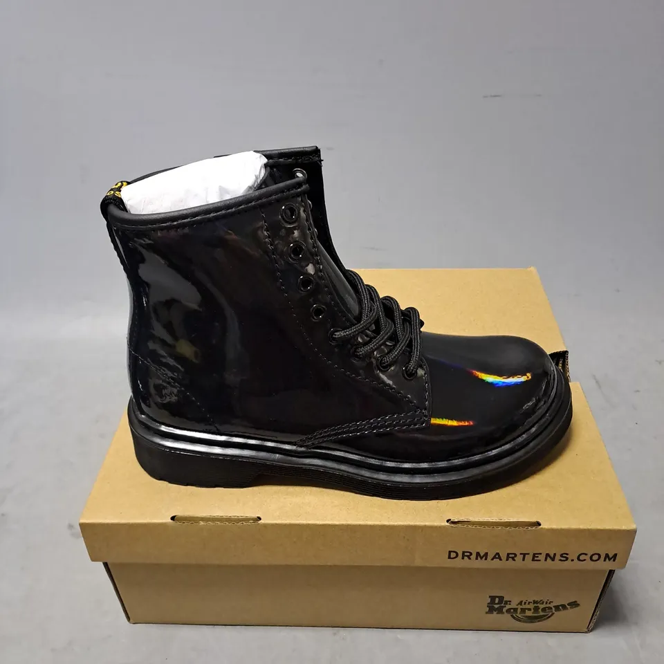 BOXED PAIR OF DR MARTENS CHILD RAINBOW LACE UP BOOT IN BLACK SIZE 1