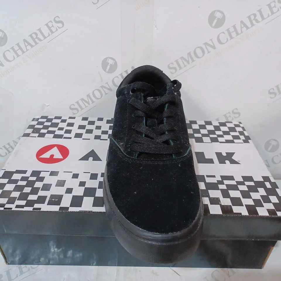 BOXED AIRWALK MENS KONA SUEDE - UK 7