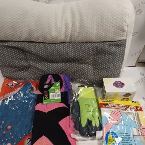 APPROXIMATELY 10 ASSORTED HOUSEHOLD PRODUCTS TO INCLUDE PET CUSHION, PROTECTIVE GLOVES, HOT WATER BOTTLE ETC
