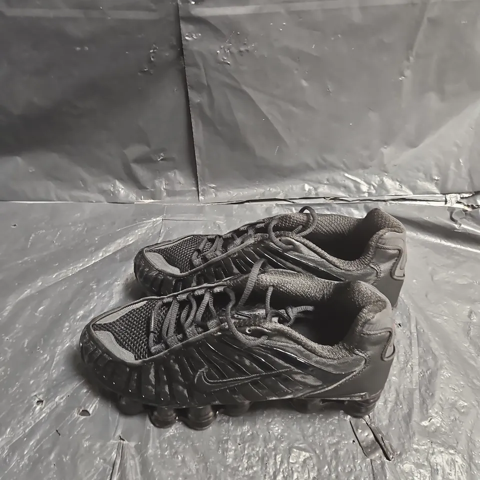 NIKE SHOX  – BLACK, UK 7 (US 8) – MEN'S SHOES