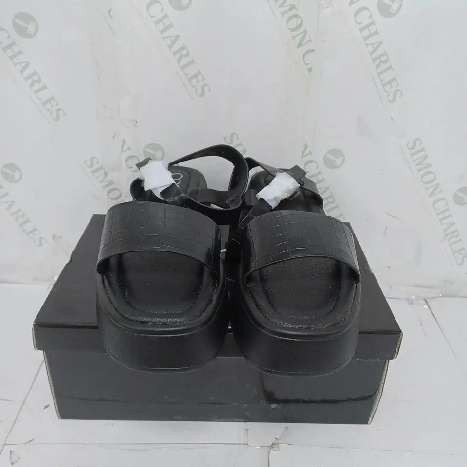 KOI FOOTWEAR LADIES BLACK CROC SKIN STYLE SLIDERS SIZE 7
