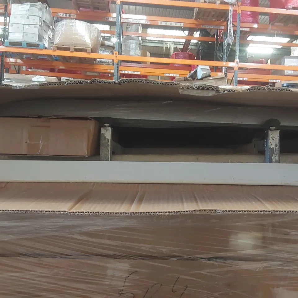 PALLET CONTAINING A LARGE QUANTITY SHOWER TRAYS WITH SHOWER ROOM PARTS