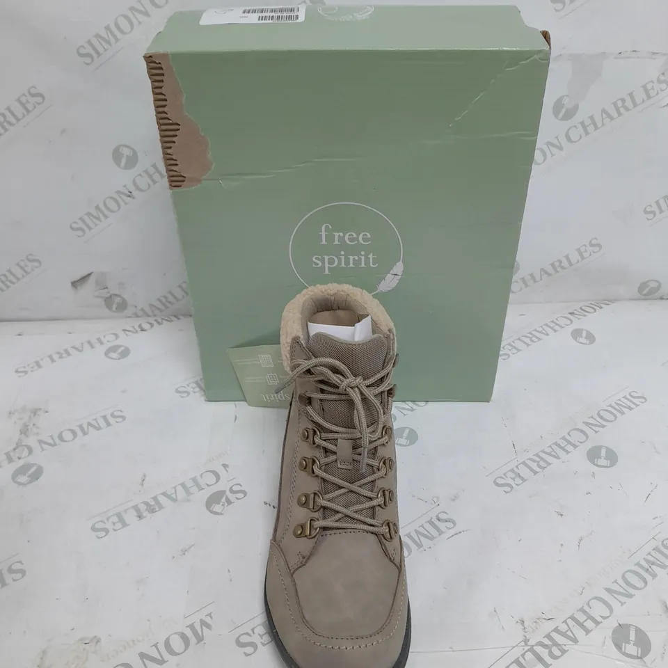 BOXED PAIR OF FREE SPIRIT SIZE 6 LEATHER LACED BOOTS IN OLIVE 