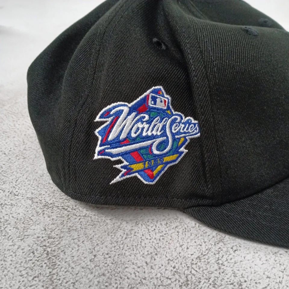 UK 61 CM NEW ERA 59FIFTY WORLD SERIES CAP – NY YANKEES (US 7 5/8)