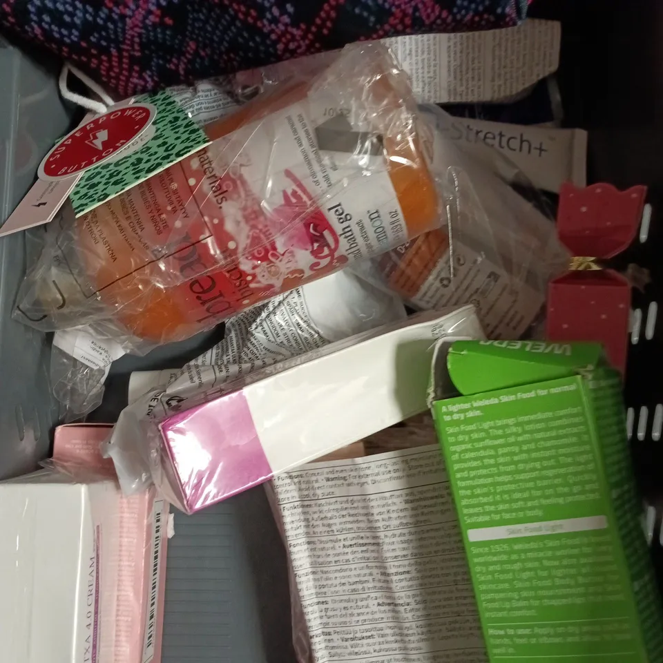 APPROXIMATELY 15 ASSORTED HEALTH & BEAUTY PRODUCTS TO INCLUDE BULL DOG SHOWER GEL, BRUT LOTION, NAIL ART MARKERS ETC 