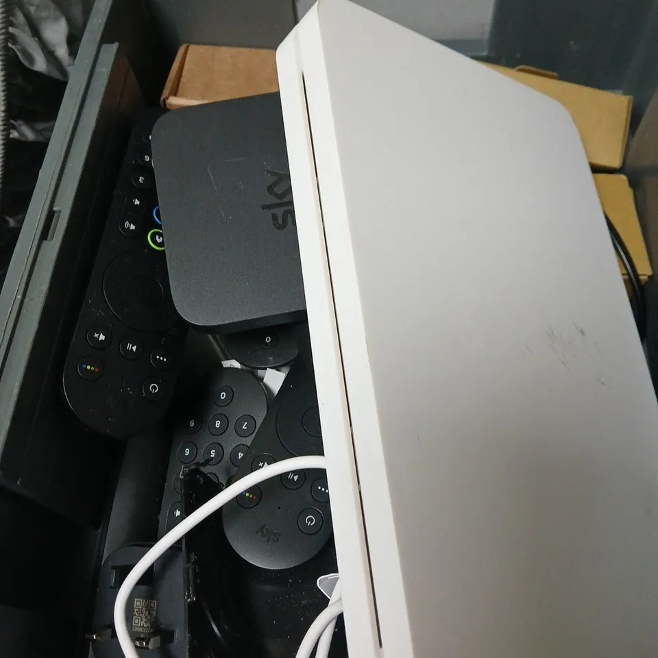 APPROXIMATELY 10 ASSORTED ELECTRICAL ITEMS INCLUDING SKY ROUTER AND SKY REMOTE 