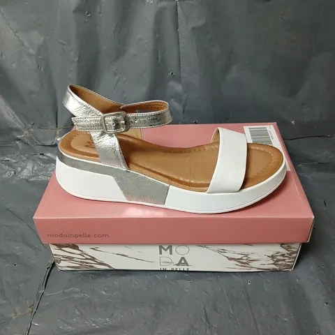 BOXED PAIR OF MODA IN PELLE ORINA LEATHER BUCKLE ANKLE STRAP SANDAL IN WHITE/SILVER SIZE 6