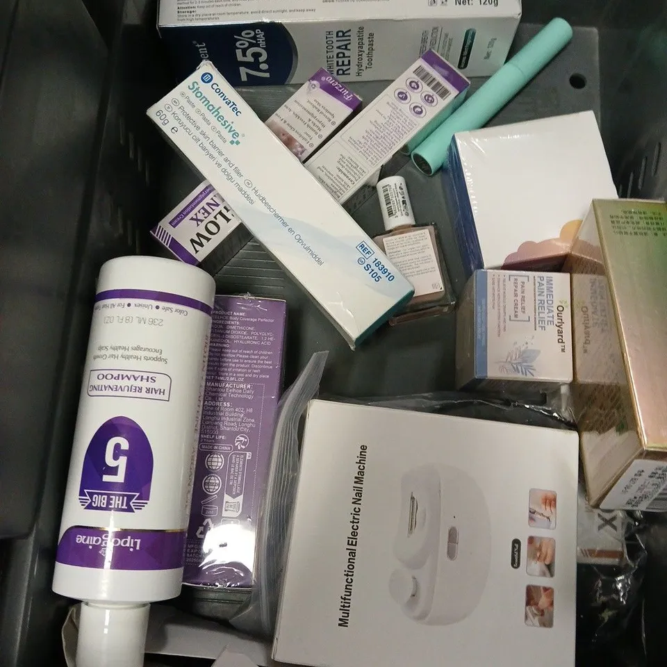 APPROXIMATELY 20 ASSORTED HEALTH & BEAUTY PRODUCTS TO INCLUDE GIVE ME SHAMPOO & CONDITIONER, AMUSE CHEEK TOK TOK, LANOLIPS LIP SCRUB, ETC