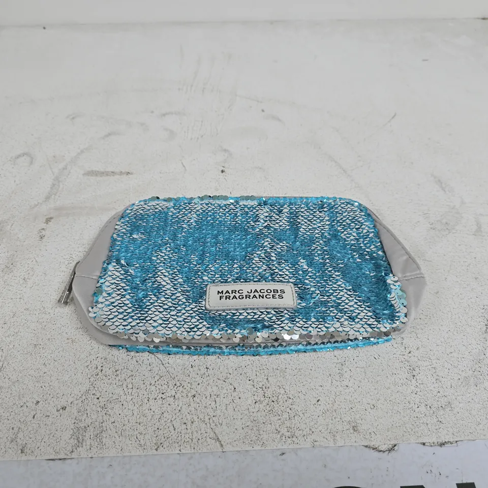 MARC JACOBS FRAGRANCES SILVER/BLUE MAKE UP BAG BOXED