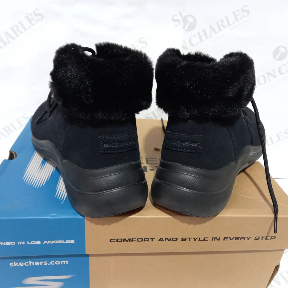 BOXED PAIR OF SKECHERS BLACK CHUG BOOTS  - SIZE 5