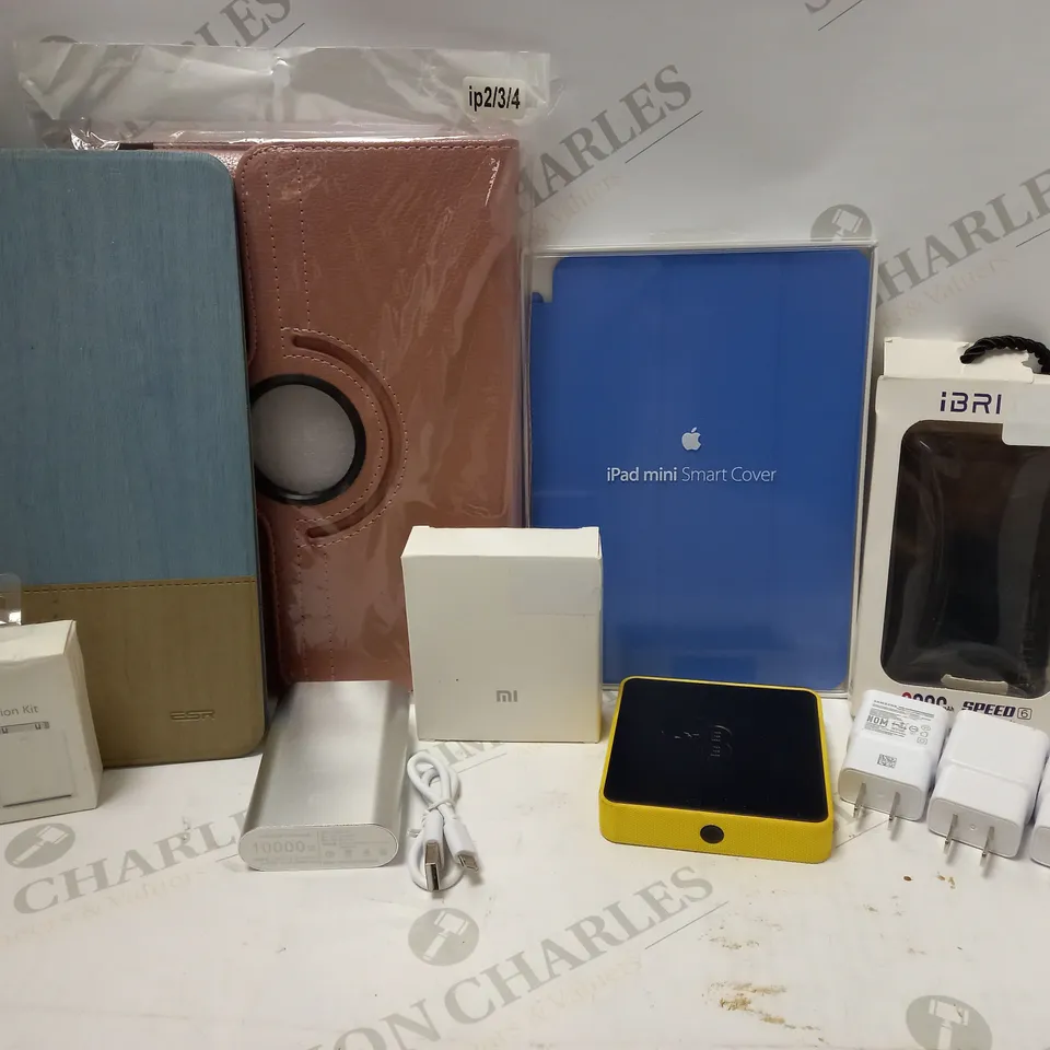 LOT OF APPROX 8 ASSORTED ITEMS TO INCLUDE IPAD CAMERA CONNECTION KIT, IPAD MINI SMART COVER, SAMSUNG TRAVEL ADAPTERS, ETC 