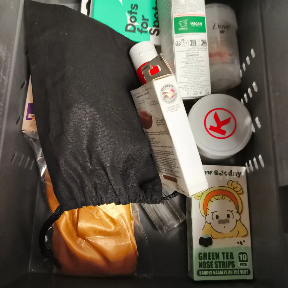 APPROXIMATEY 20 ASSORTED HEALTH AND BEAUTY PRODUCTS TO INCLUDE - E45 SCALP SHAMPOO - LAROCPRO BAKERY BOX PALETTE - DOVE BAR - ETC