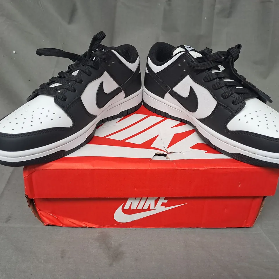 BOXED PAIR OF NIKE DUNK LOW SHOES IN BLACK/WHITE UK SIZE 4.5