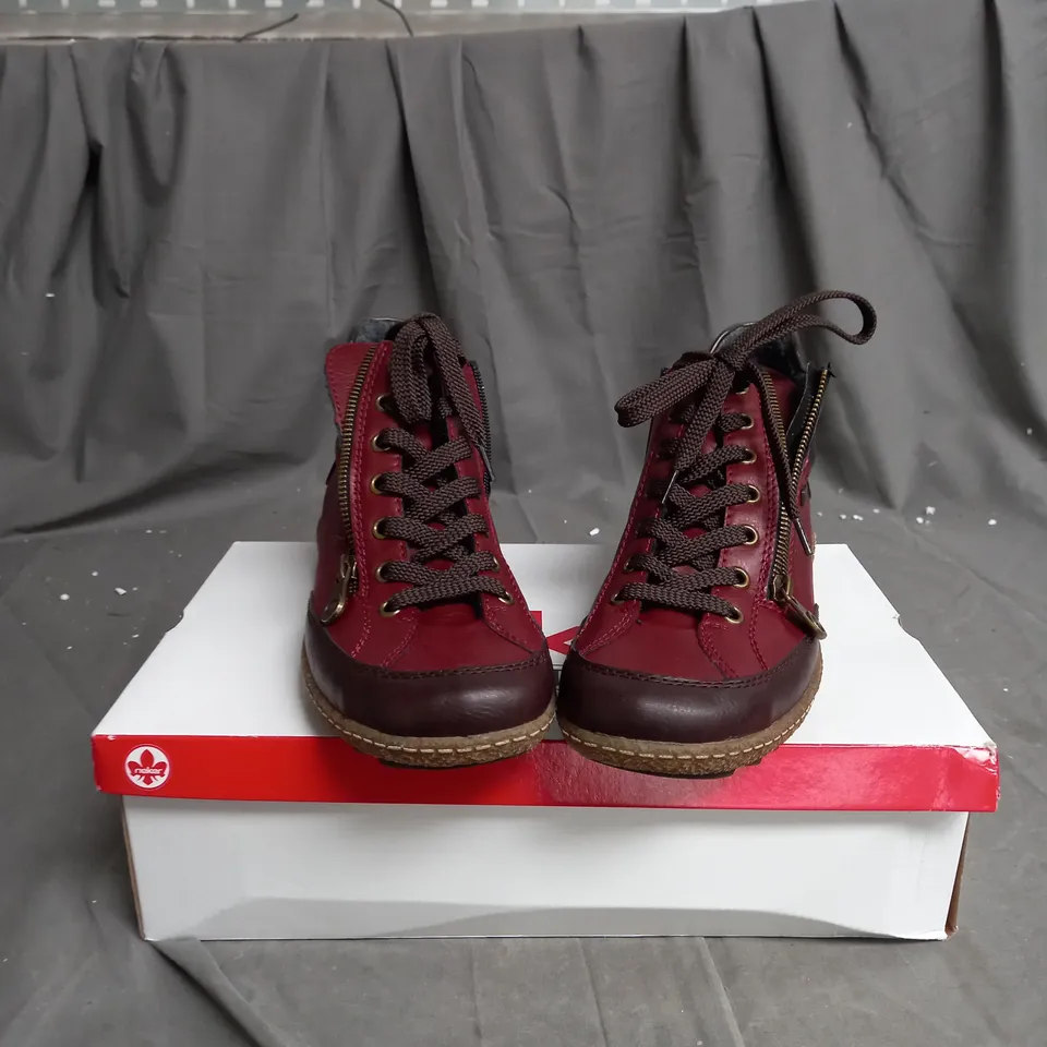 BOXED PAIR OF RIEKER SIDE ZIP WATER RESISTANT BOOTS IN BURGUNDY SIZE 6