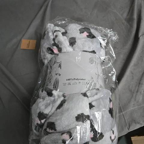 PLUSH GREY PATTERNED THROW – 100% POLYESTER 