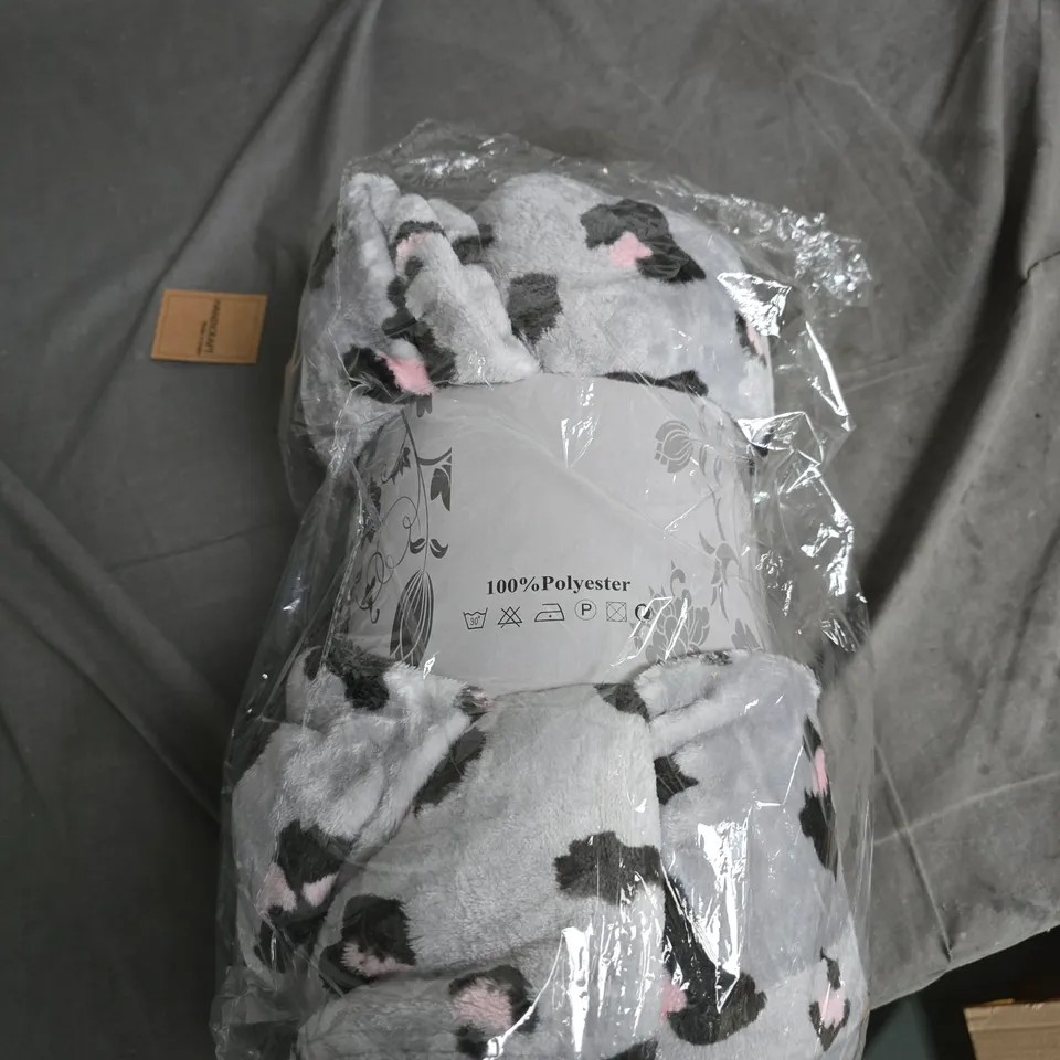 PLUSH GREY PATTERNED THROW – 100% POLYESTER 