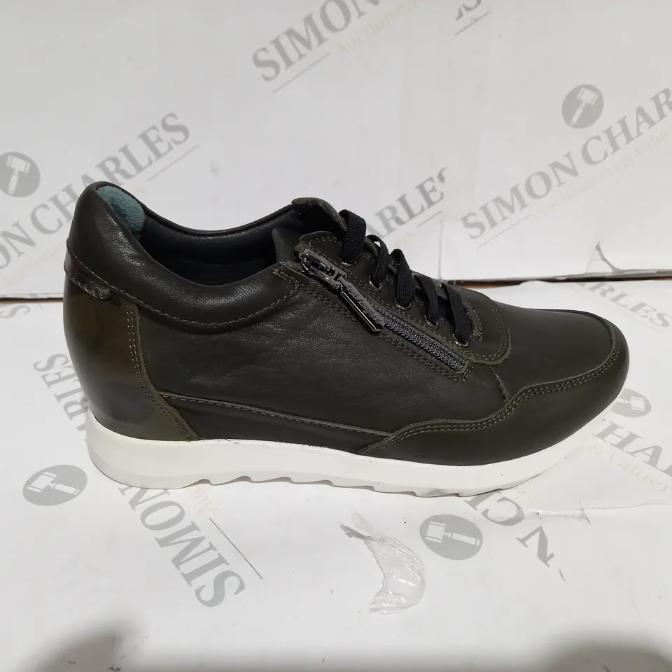 RUTH LANGSFORD WEDGE TRAINER SIZE 5