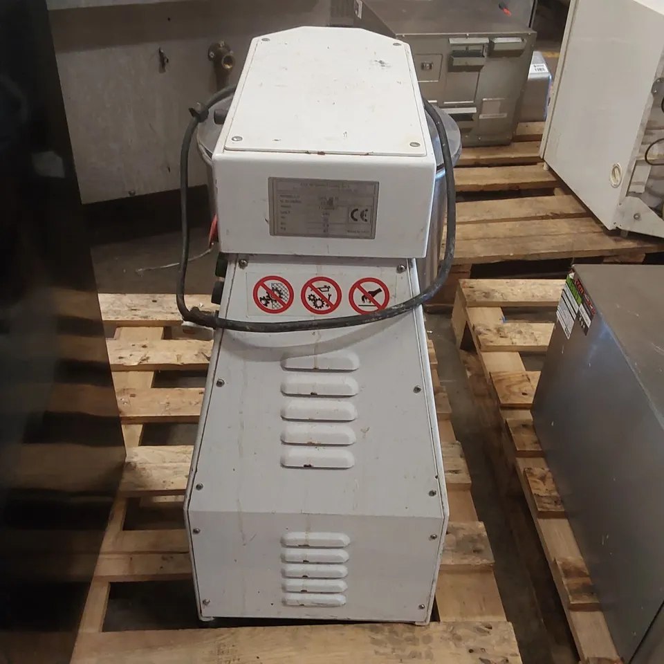 XTS INTERNATIONAL COMMERCIAL DOUGH MIXER