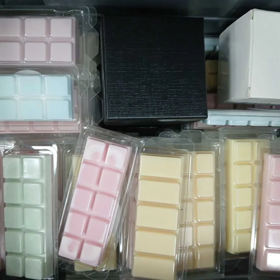 APPROXIMATELY 30 ASSORTED HOUSEHOLD ITEMS TO INCLUDE MRS ALICE CANDLE STICKS, WAX MELTS IN VARIOUS SCENTS AND SIZES, ETC