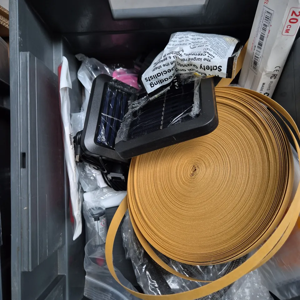 APPROXIMATELY 20 ASSORTED HOUSEHOLD PRODUCTS TO INCLUDE LED LIGHT, PLASTIC CUTLERY, UNIBALL PENS ETC 