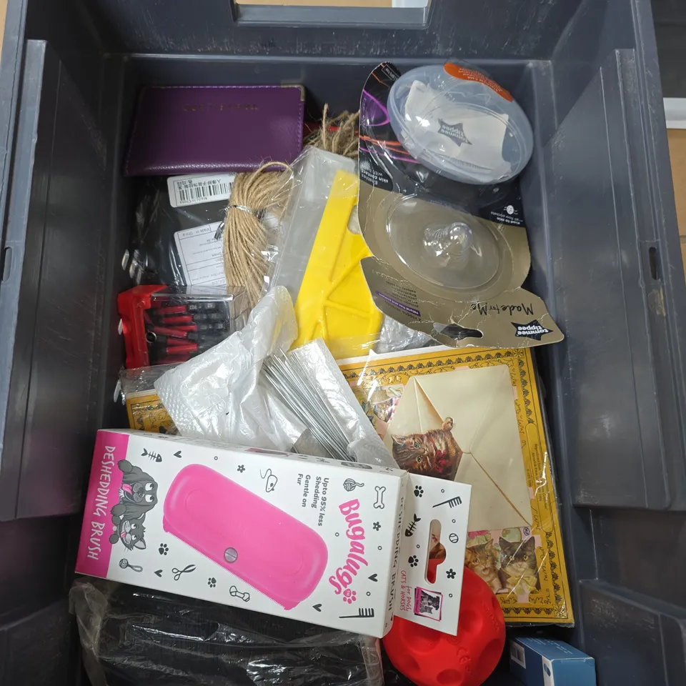 APPROXIMATELY 15 ASSORTED HOUSEHOLD PRODUCTS TO INCLUDE HIGHLAND COW COAT RACK, DESHEDDING BRUSH, LAUNDRY DETERGENT SHEETS