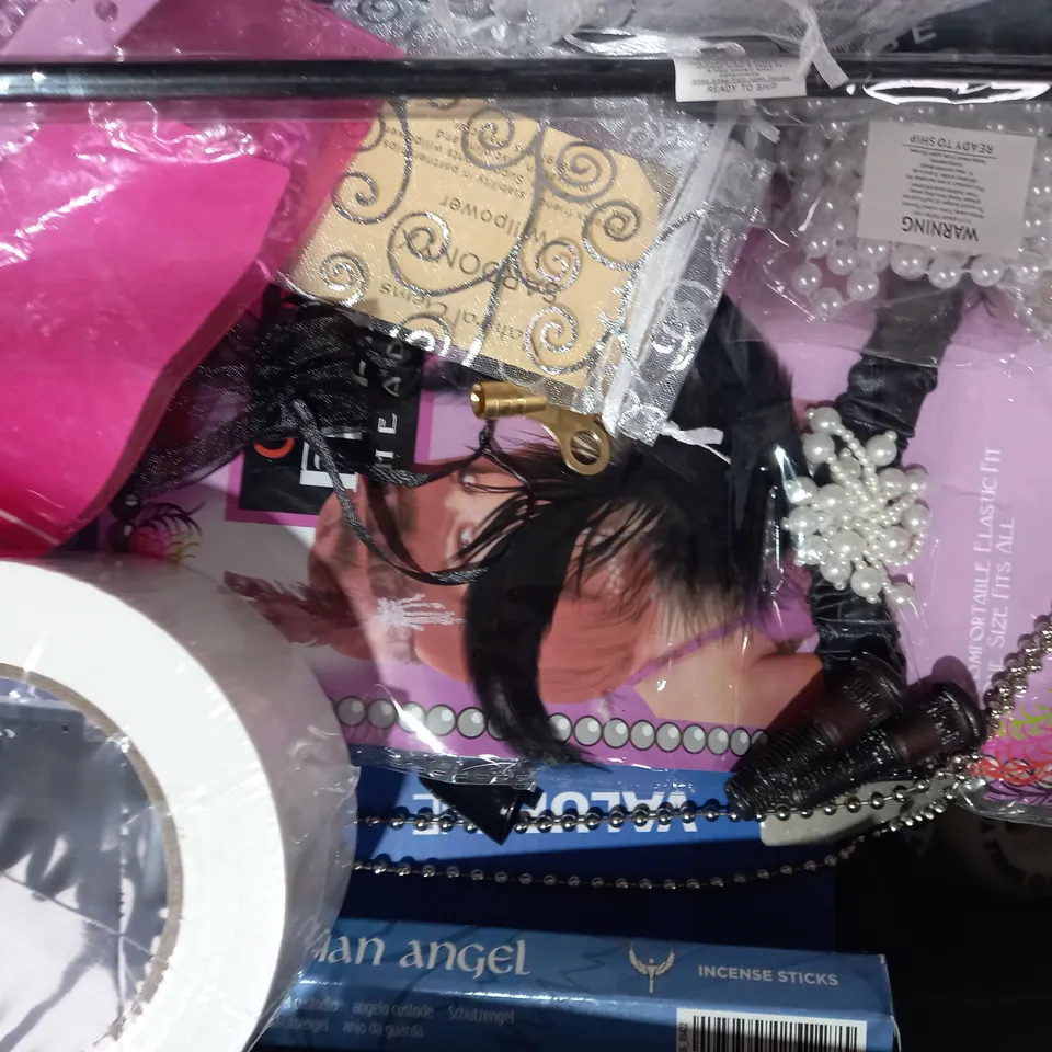 LOT OF APPROXIMATELY 10 ASSORTED HOUSEHOLD ITEMS TO INCLUDE SMART WIFI DOOR WINDOW ALARM, TIRE MONKEY TIRE LEVER, WITCH CASKET DECORATIVE CAULDRON, ETC