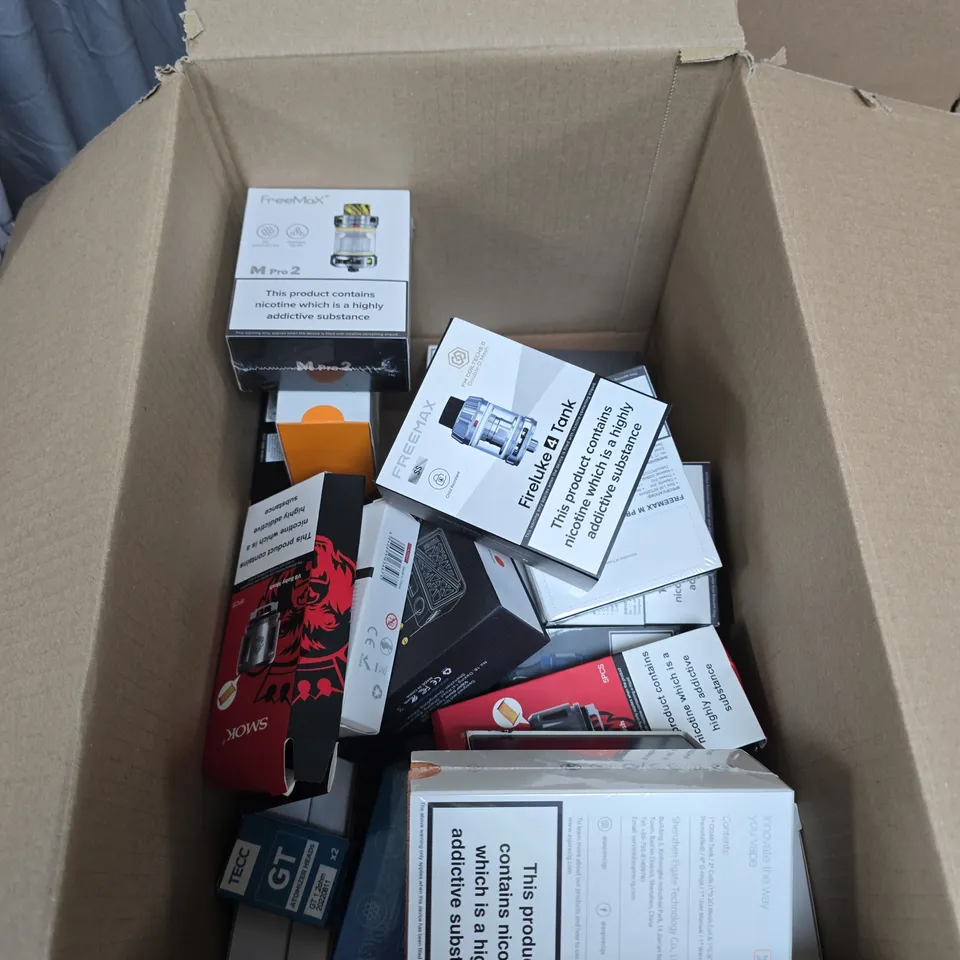 BOX OF APPROXIMATELY 30 ASSORTED E-CIGARETTES AND ACCOMPANIMENTS TO INCLUDE: VOOPOO DRAG 3 KIT 