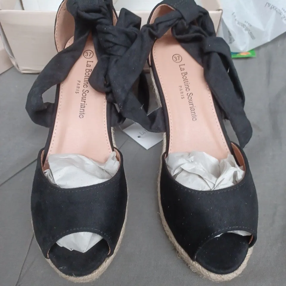 BOXED LA BOUTIQUE SOURIANTE PARIS LAUREN OPEN TOE WEDGES IN BLACK