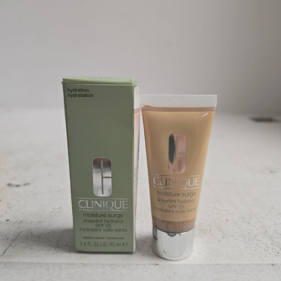 CLINIQUE MOISTURE SURGE SHEERTINT HYDRATOR SPF25 – UNIVERSAL LIGHT, ALL SKIN TYPES (BOXED)