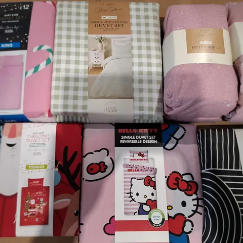 LOT OF APPROXIMATELY 30 ASSORTED BEDDING AND SOFT FURNISHING ITEMS TO INCLUDE DUVETS AND SHEETS