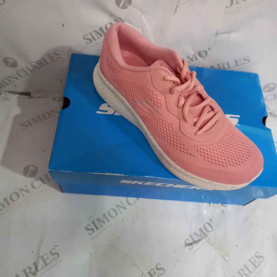 BOXED PAIR OF SKETCHERS TEXTILE MESH TRAINERS IN ROSE SIZE 6