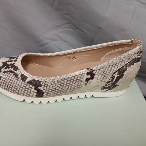 CALPIERRE SNAKE PRINT PEEP-TOE WEDGE SHOES β UK 7.5 (EU 40.5)