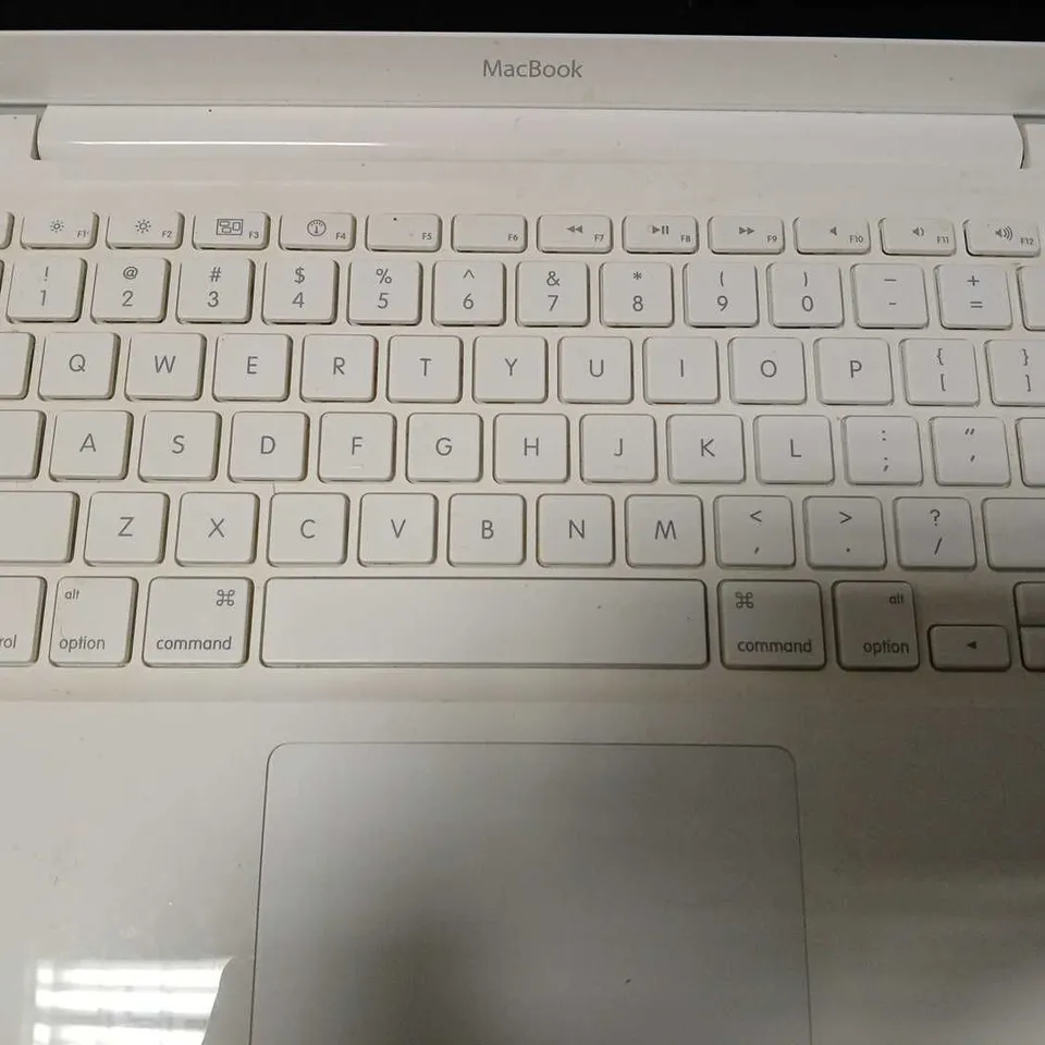 APPLE MACBOOK 13 INCH CORE 2 A1342