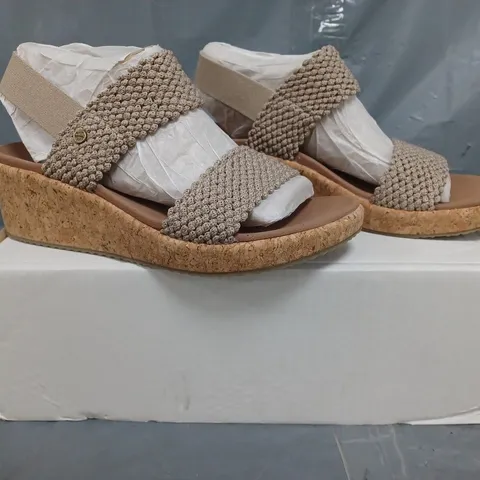 BOXED PAIR OF SKETCHERS SANDALS IN MOCCA SIZE 4