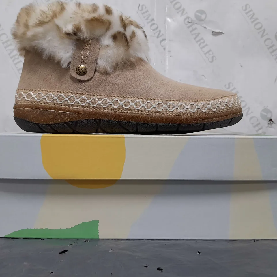 BOXED PAIR OF EARTH ORIGINALS EMMALYN BOOTIES IN BEIGE SIZE 6
