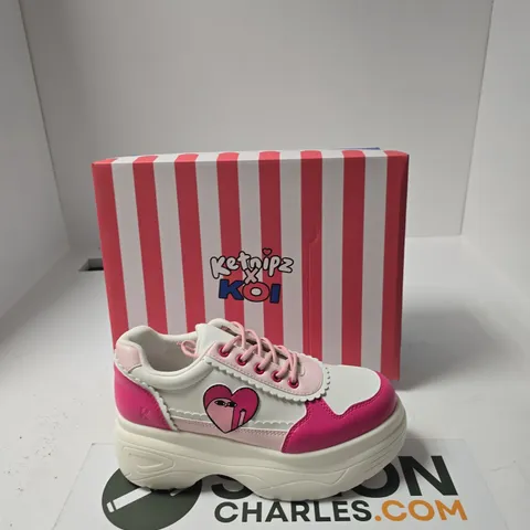 KETNIPZ X KOI PLATFORM SNEAKERS – PINK/WHITE, BOXED - SIZE US 10